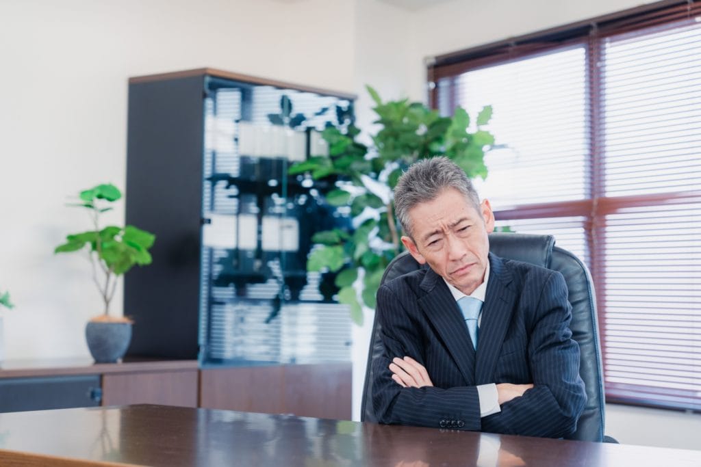 悩む経営者